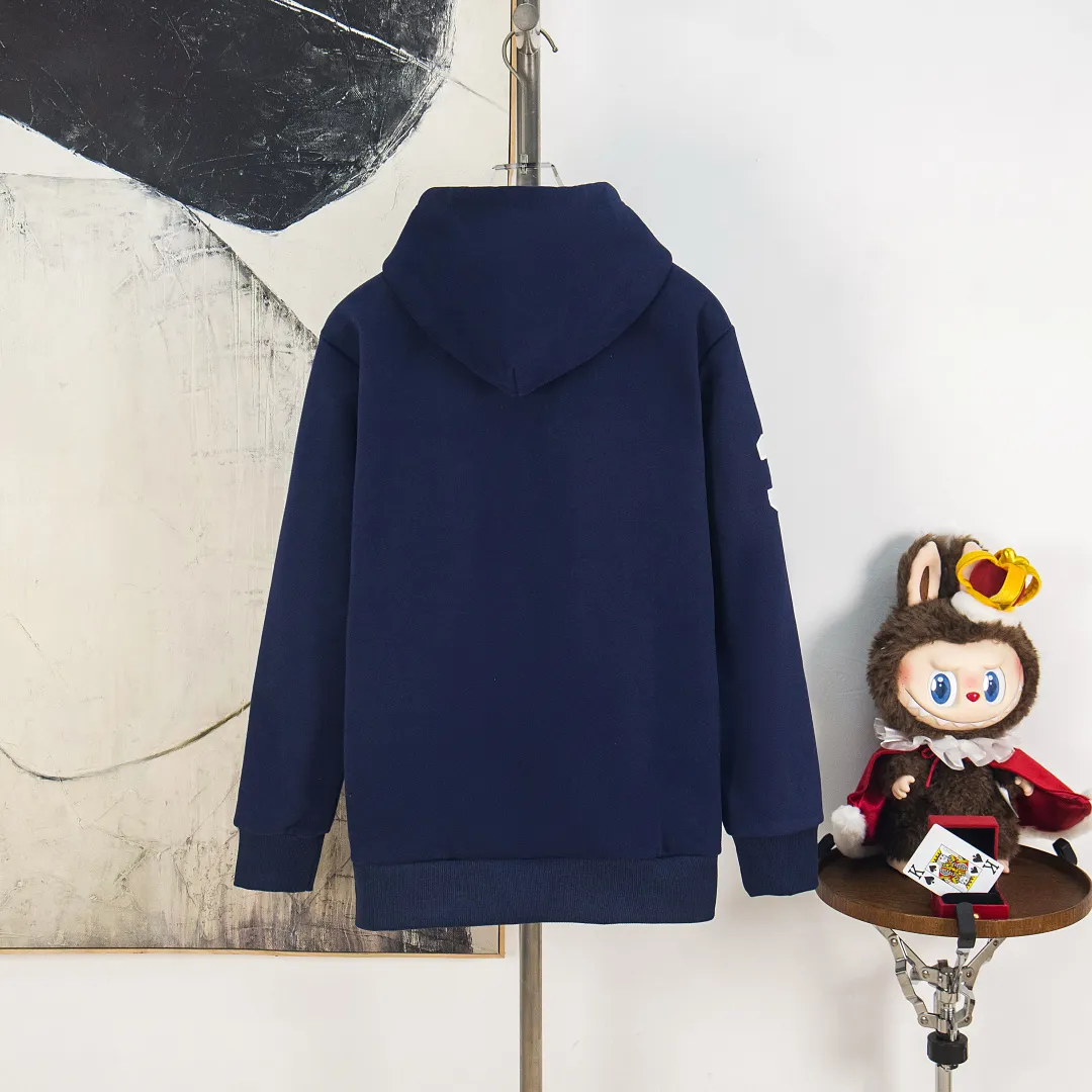 P320 zp version [exclusive supply] Ralph Lauren/Ralph Lauren 2025FW new autumn and winter Big Pony 20th anniversary badge embroidered open-chest deconstructed hooded fleece sweatshirt 100% restoration of 380 grams of 100% pure cotton heavy-grained cloud velvet ✅ Deconstruction restoration Correct version Three-layer hidden partial tube placket ✅ Reactive dyeing D65 raw cotton double herringbone belt Wide and narrow partitions ✅ Reject overlay Single color single version Precision embroidery ✅ RL/25 new autumn and winter product 20th commemorative badge embroidered Malaysian sweatshirt. Deconstructed half-chest to distinguish the regular classic version. High-end and outstanding. Built-in contrasting reactive dyeing D65 raw cotton double herringbone belt. Cloud-like heavy fleece bottom with autumn and winter attributes. Really comfortable. Cloud-like comfort. Loose fit. Two colors are available. Can be made for couples. Highly recommended. Color: blue and white. Size: S M L XL No.: WW10954